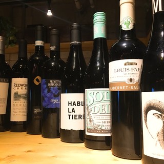 More than 60 types of bottled wine are all priced at 3,000 yen!