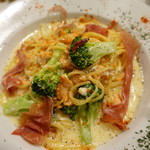 YAICHIRO - スモークサーモンとブロッコリーのクリームソース