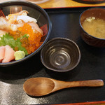 特選海鮮丼いくら付き ２０００円