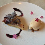 カーサ・デル・チーボ - フレッシュプルーンのタルト 自家製バニラジェラート添え