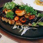 SKY Waikiki - ステーキの上にシュリンプが乗ったイチ押しのメイン。お肉は柔らかいし、海老はプリプリでおいしい！