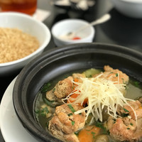 CICADA - アラカルトからタジン鍋…クスクスがついています。チキンも柔らか、お野菜も柔らか、スープも生姜が効いていて美味しい。日本人なら好きな味