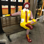 マクドナルド - 2017/10 最近は追いやられ気味のドナルドさんも、オールドスタイルの店舗ではばっちり健在でした