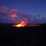 CAFE100 - おまけ。ツアー中に見たキラウェア火山の火口。お昼にも立ち寄った時は虹がかかっていました。