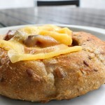 まちのパーラー - トマトとチーズの雑穀パン