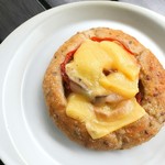 まちのパーラー - トマトとチーズの雑穀パン