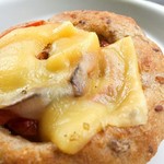 まちのパーラー - トマトとチーズの雑穀パン