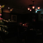 バースカーレット - いつも生花が飾られている店内