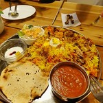 本格インドカレーの館 スパイス - ビリヤニの中のチキンとゆで卵をほぐして〜