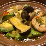 河童の川太郎 - アボカドとエビのアヒージョ