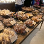 クリオロ - 焼菓子棚全景