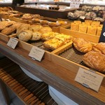 クリオロ - パン棚全景