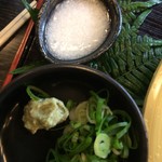 そば茶屋菖蒲庵 - 薬味にとろろが付いていました