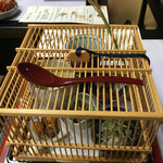 割烹　魚勘 - 竹ヒゴの籠が秋の風情