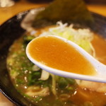 めんめん 守屋 - スープは魚介系の醤油とんこつ味