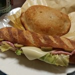 食パン工房 アネモネ - グリーンカレー（上）、ビアソーハムサンド（下）