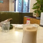 デッカ - アイスカフェオレ(お菓子付き)