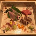 おまかせの刺し盛りはハタ・生めじ鮪の中トロ・ボラ・炙りカマス