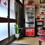 中華料理 七面鳥 - 入口横のショーケースからビールを取り出し…