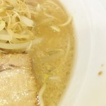 オロチョンラーメン　 - マイルドなバランスの豚骨スープ。