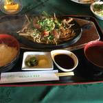 平尾カントリークラブ - 鉄板ホルモン焼定食 １３９８円