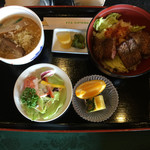 平尾カントリークラブ - ステーキ丼と担々麺