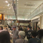 Mawaru Toyamawan Sushi Tama - 12時になるともうすごい行列です