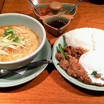 ポーチャイ - カウガパッオ＆トムヤムクン麺 ハーフ＆ハーフ（\780）