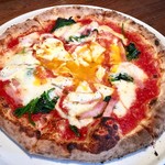 Ｐｉｚｚｅｒｉａ Ｓａｎａｒｅ - ほうれん草とベーコンのビスマルク(トマトソース、モッツァレラ、ほうれん草、ベーコン、半熟卵)