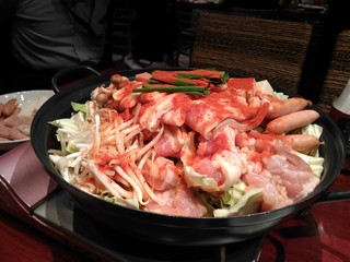 Hanuru - 調理前の辛鍋です。見た目は辛そうなんですが、多分唐辛子が韓国のものらしく、そこまで辛くないです。