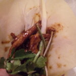 鑫福 - 皮の上に肉と野菜を乗せて食べます♪