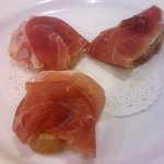 ジラソーレ - リコッタチーズとドライトマトのクロスティーニ生ハムのせ