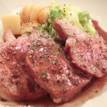 ラベイユ - 本日のランチ+デザート盛合せ 1875円 の豚肩ロース肉のロースト