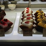 パレットアトリウム - 左三つは美味しい定番のケーキ