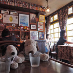 COCOA SHOP AKAITORI - ココアって普段あまり飲む機会がないけどたまに飲むとほっと落ち着くよね～かわいすぎる店内にこの日のお客さんはボキとちびつぬを除いて全員女子なのもうなずけます。これから寒くなるのでホットココアが美味しいね