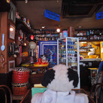 COCOA SHOP AKAITORI - こちらのお店は1972年創業のココア専門店なんだよ。
      こぢんまりしたレトロな感じの店内には、ココア関連のものや
      雑貨がたくさん飾られていて、とってもいい感じ。