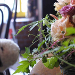 COCOA SHOP AKAITORI - ちびつぬ「お花がきれいね～」
      
      乙女チックな内装にちびつぬもうっとり・・・