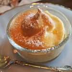 COCOA SHOP AKAITORI - お菓子は、ボキはりんごのカスタードプディング。実はボキ、こちらのお店に来ると毎回これをいただくほどお気に入りのプディングなの。りんごとカスタードの相性が抜群！
      (カスタードプディング単品だと450円)