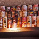 COCOA SHOP AKAITORI - 天井近くの棚には缶ココアがこんなにいっぱい。
      見たことがないものが多いし、もう売っていない
      貴重なココアもありそう。