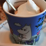 COCOA SHOP AKAITORI - ボキらは2人とも、バーディアイスココアに。
      カカオのお味がよく分かる美味しいココアです。
      (アイスココア単品だと680円です)