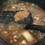 隆勝 - 魚粉添えの濃厚なスープ。熱々で出て来ましたね。濃さも絶妙