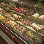 シュクリエ - ガラスのショーケースに並ぶ洗練されたスイーツたち