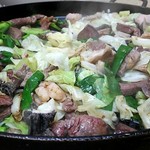 ホルモン料理専門處 利根屋 - 直系70cm!?ほどの鉄皿でホルモン登場