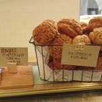 シュクリエ - 注文を受けてからクリームを詰めると思われる「シューアラクレーム」