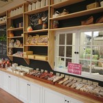 シュクリエ - 焼き菓子コーナー（小窓からはシェフがお菓子を作る様子を見ることができます）