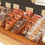 シュクリエ - 焼き菓子コーナー（マドレーヌやフィナンシェ等）