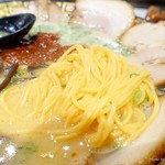 Nagahama Ramen - 2017年9月　とんこつ赤の麺の具合。麺にも唐辛子が練り込まれてます！