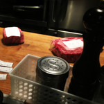 ボストンステーキ - かたまり肉。680・・・ゴクリ・・・。ブロック毎ラップされ冷蔵庫の中に無造作に詰め込まれています。