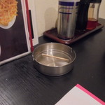 中国料理 王記 - 店内に不潔な灰皿がある