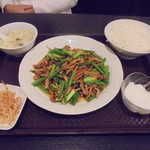 中国料理 王記 - ランチの豚肉とニンニクの芽炒め720円